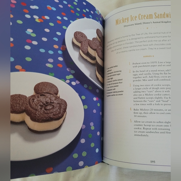 The Unofficial Disney Parks Cookbook - Picture 7 of 10